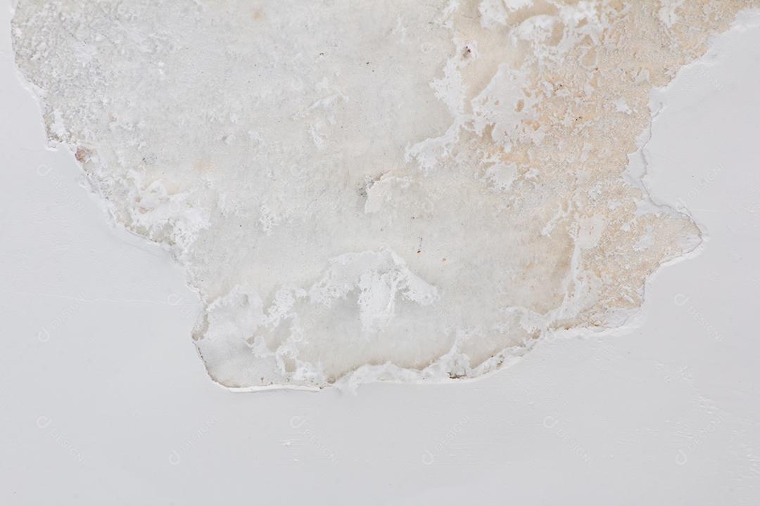 Textura de parede branca descascada e rachada com mofo