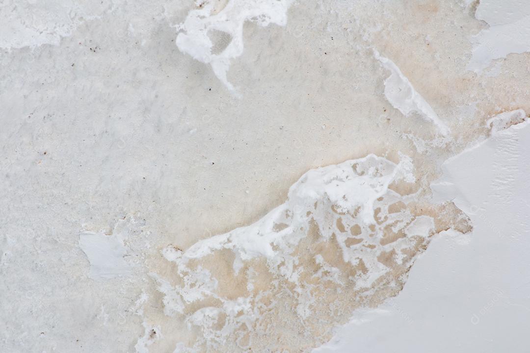 Textura de parede branca descascada e rachada com mofo