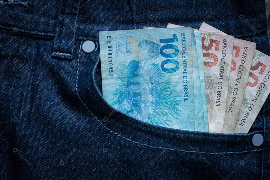 Notas bancárias brasileiras no bolso do jeans