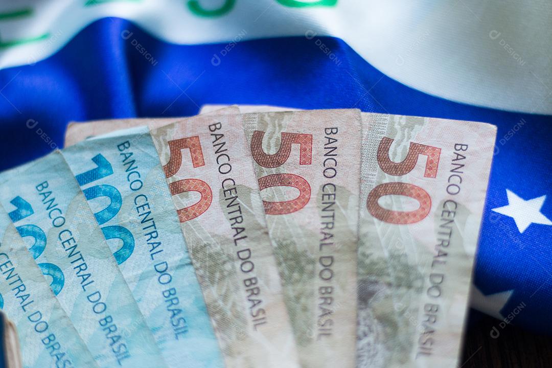Cento e cinquenta reais com bandeira brasileira