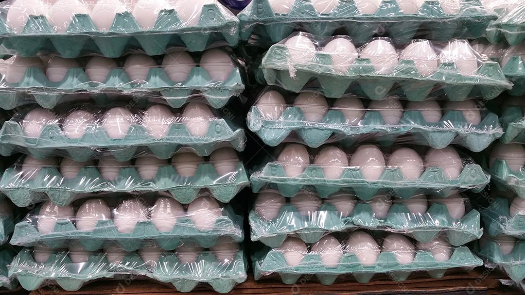 Caixas com ovos à venda no mercado