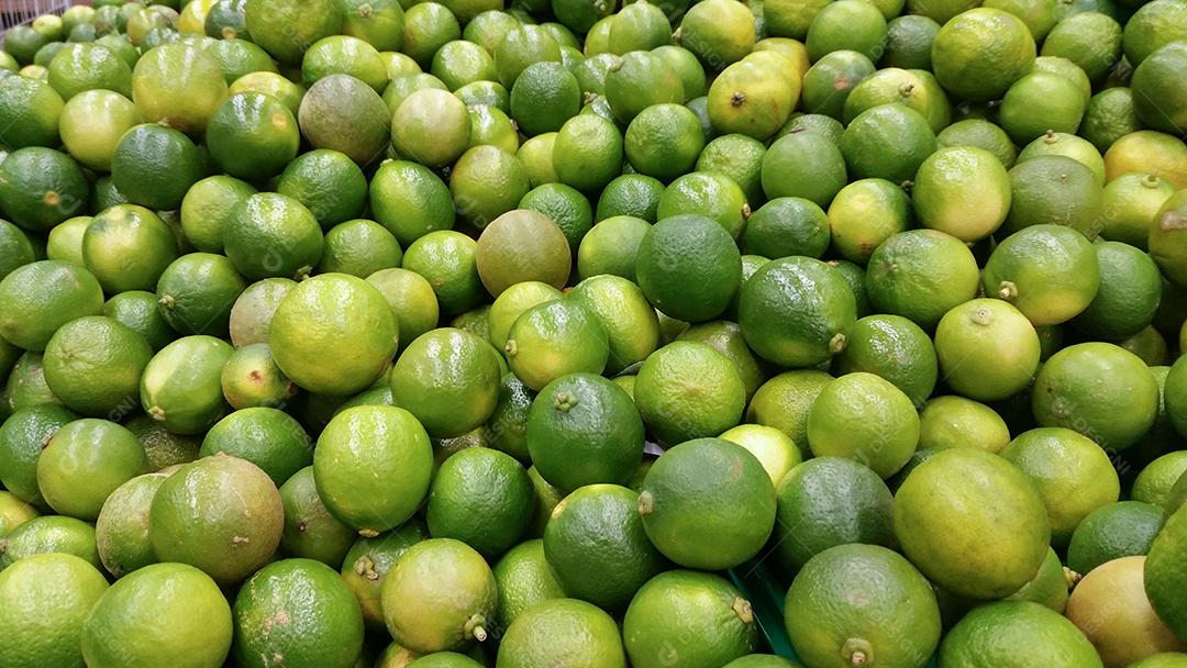 Limões à venda no supermercado