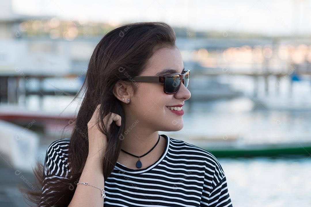 Brasileira com óculos com fundo desfocado