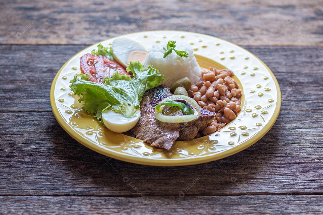 Prato de comida brasileira Carne de arroz de feijão e salada