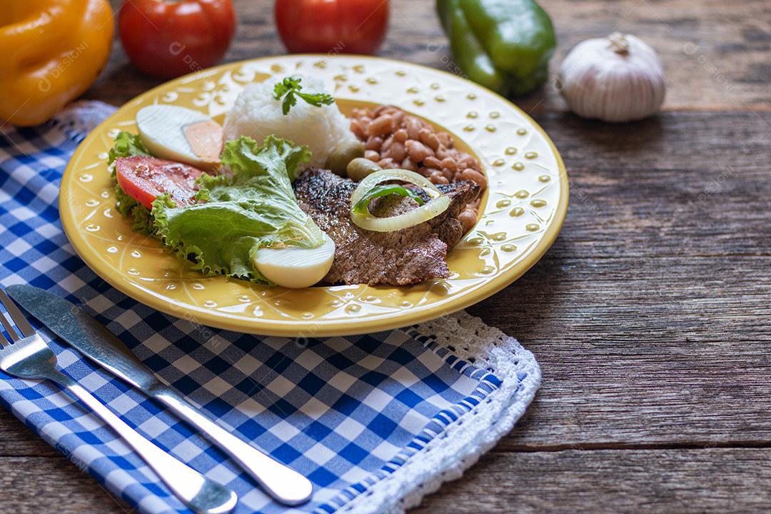 Prato de comida brasileira Carne de arroz de feijão e salada