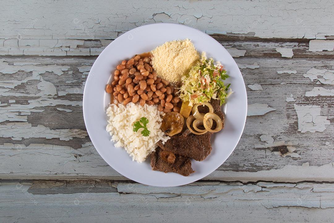 Tradicional prato de comida brasileira saboroso topo de almoço caseiro