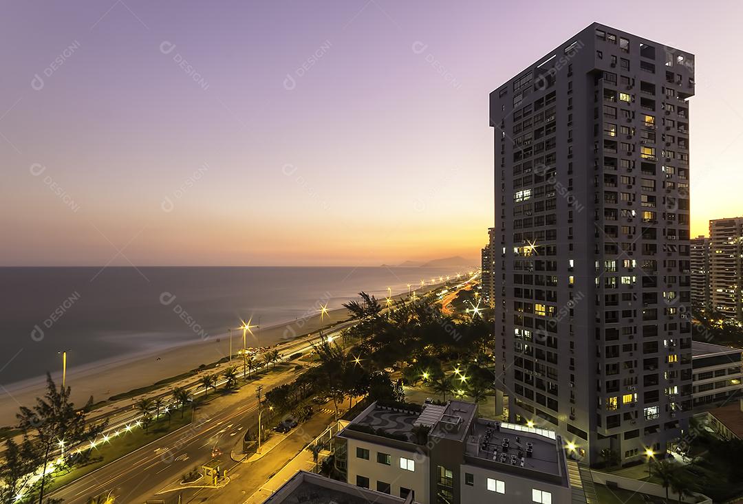 Vista pôr do sol da orla da Barra da Tijuca no Rio de Janeiro Braz