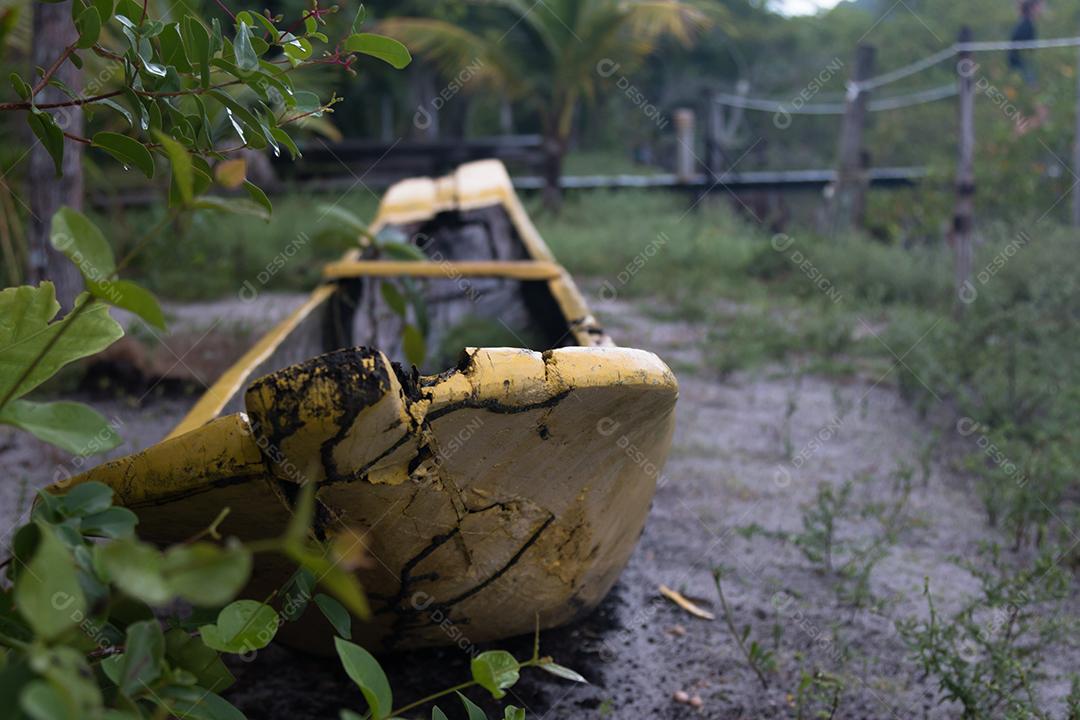 Velha canoa de pesca amarela abandonada