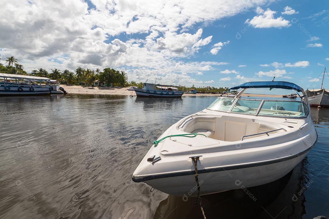 Píer na ilha tropical com barcos e lanchas