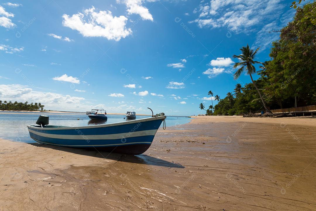 Paisagem tropical com praia com barcos na ilha de Boipeba Bahia Brasil