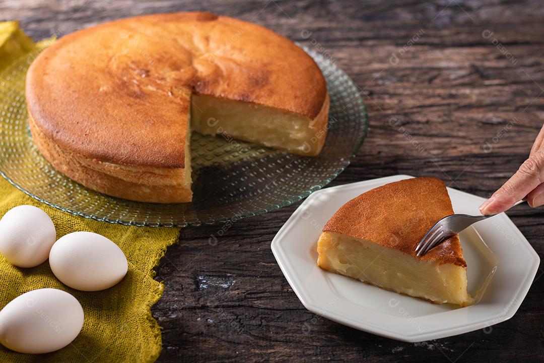 Bolo de mandioca com fundo de madeira rústica
