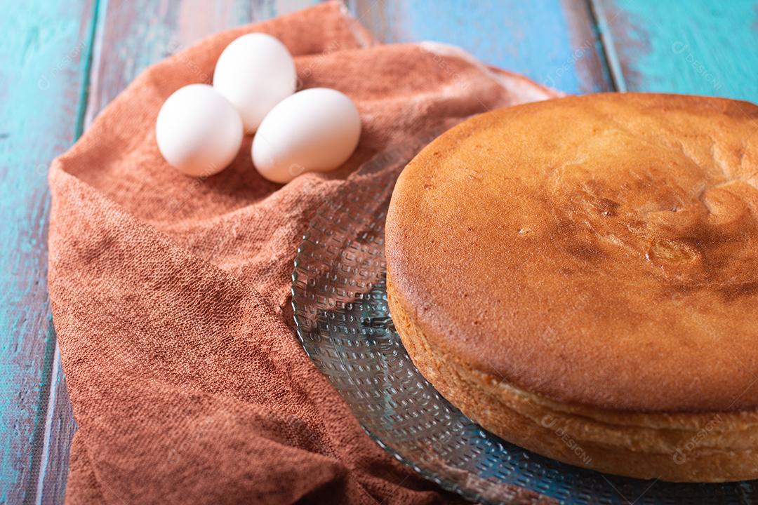 Bolo de mandioca com fundo de madeira rústica