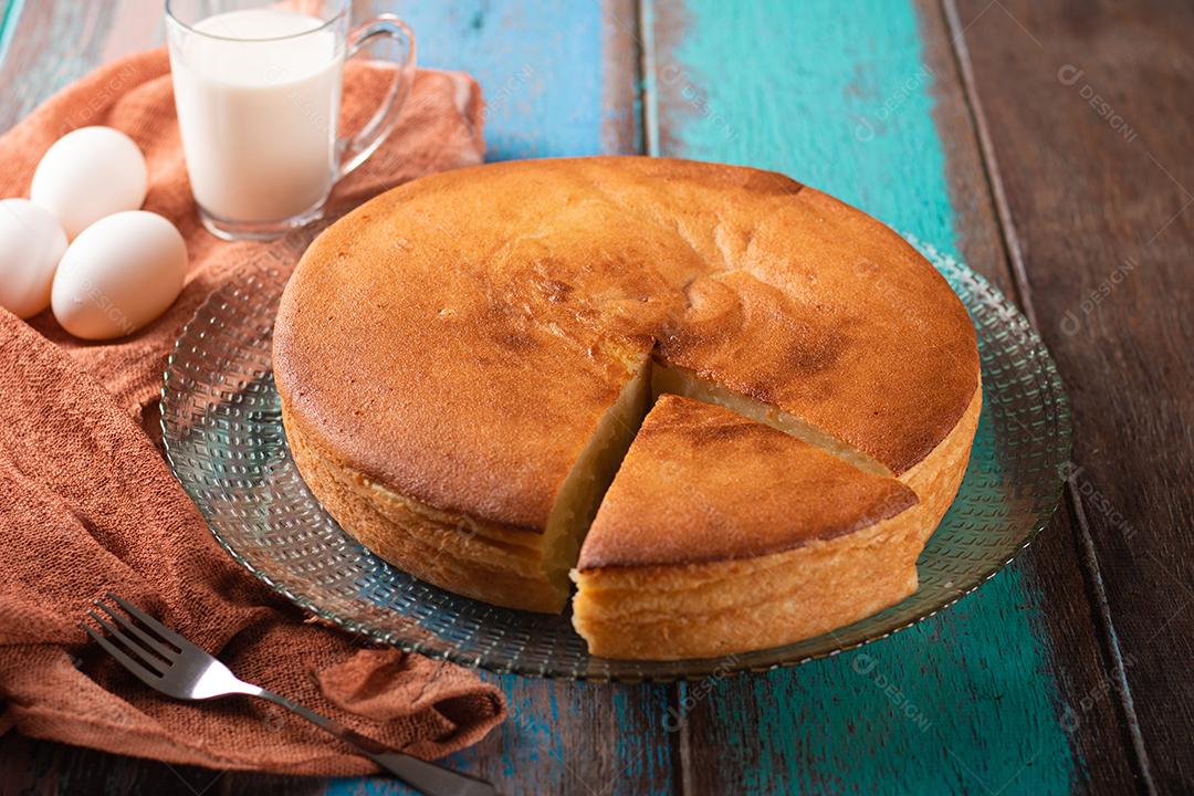 Bolo de mandioca com fundo de madeira rústica