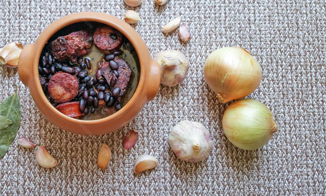 Feijoada tradicional brasileira em pote de cerâmica marrom