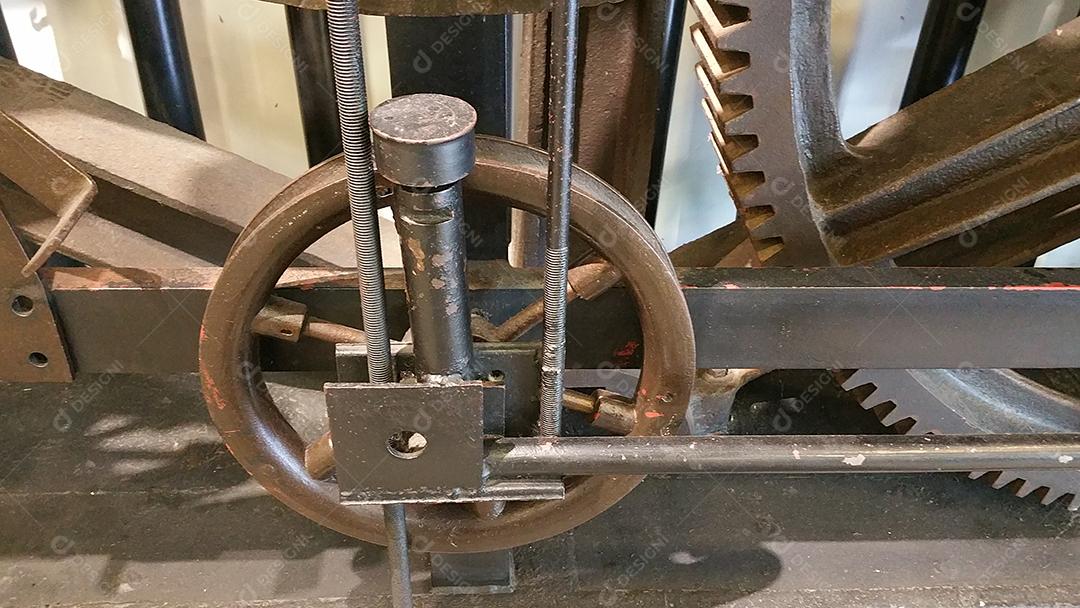 Detalhe de engrenagem de ferro velho do elevador velho