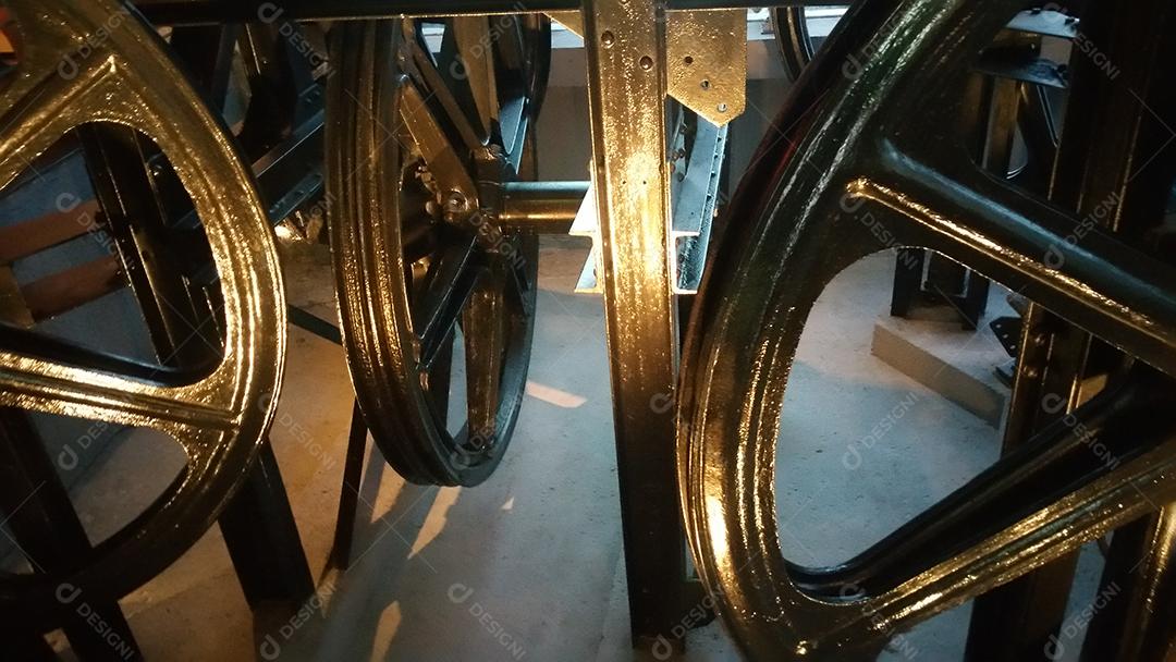 Detalhe de engrenagem de ferro velho do elevador velho