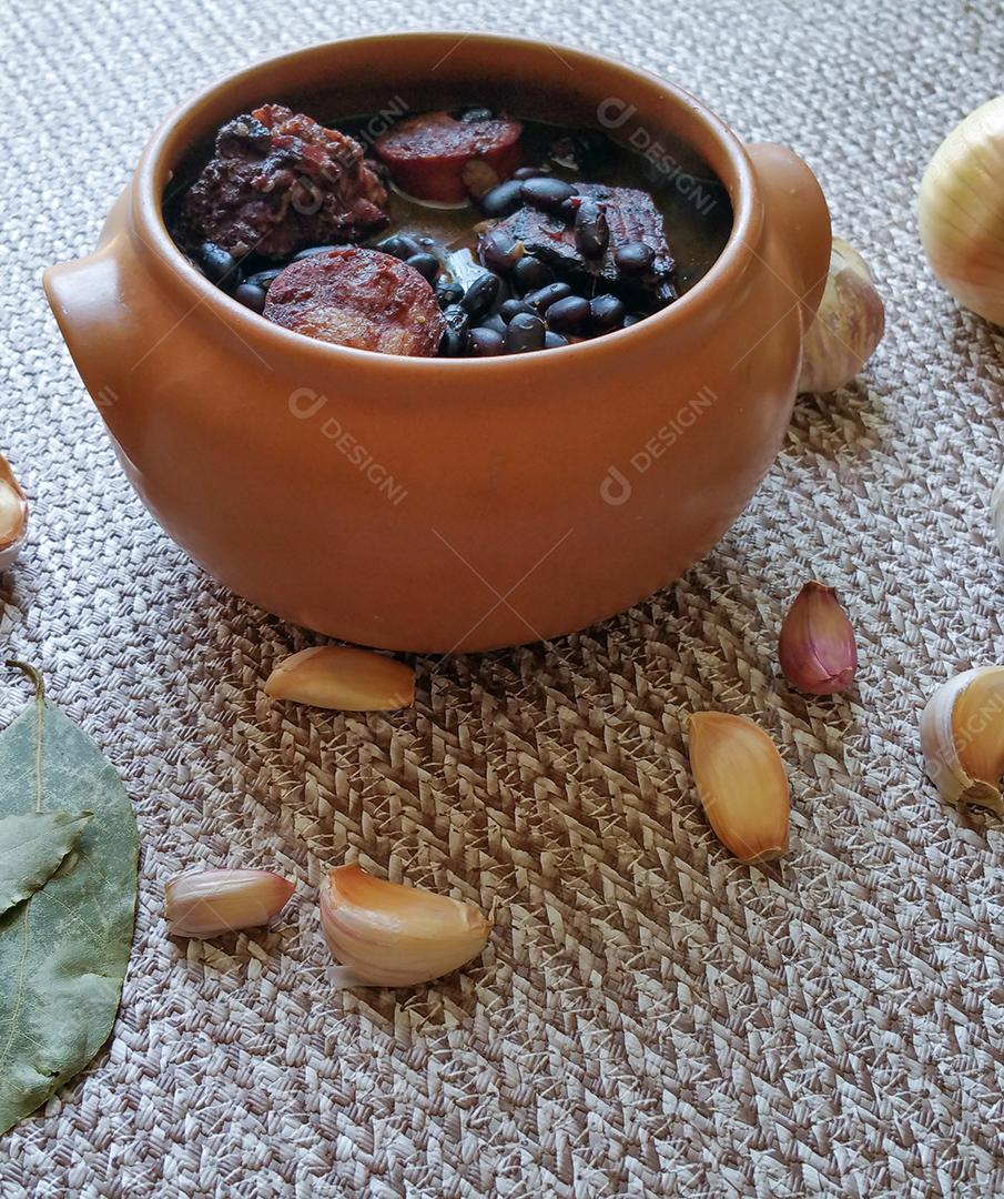 Feijoada tradicional brasileira em pote de cerâmica marrom