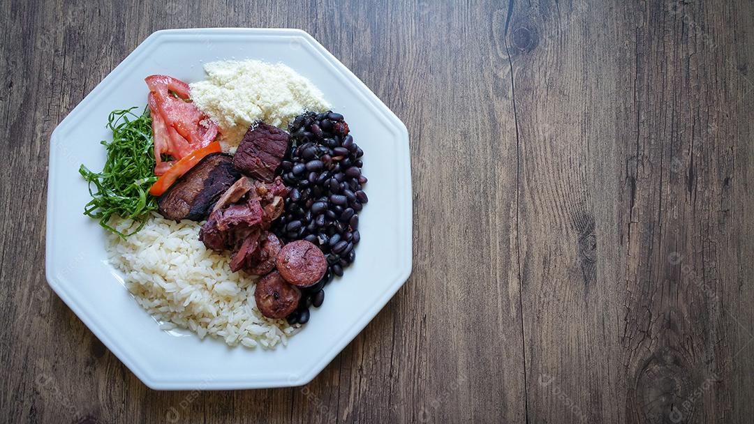 Tradicional prato de feijoada brasileira