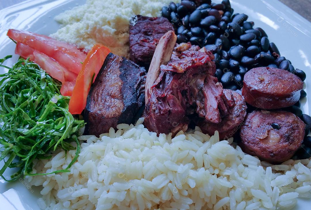 Tradicional prato de feijoada brasileira