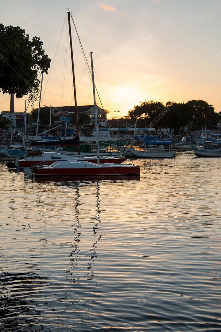 Pôr do sol com veleiros ancorados na orla da Ribeira em Sal