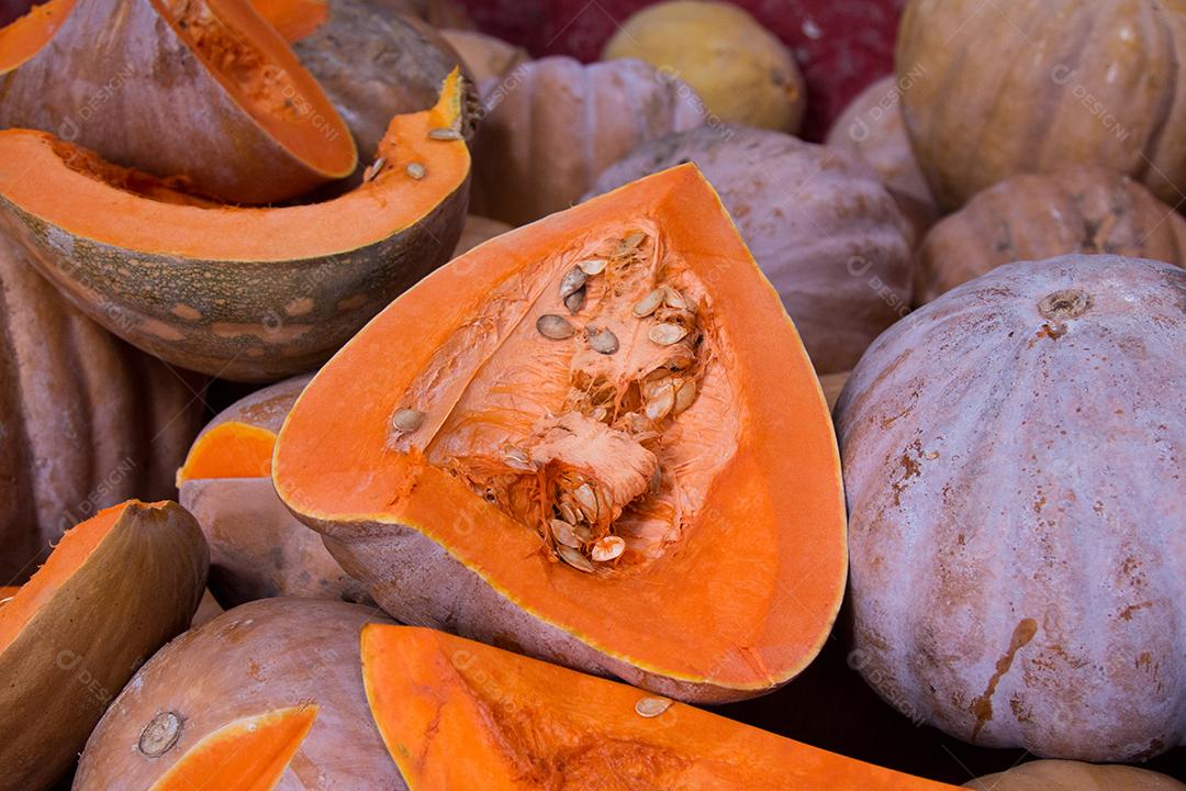 Abóbora madura fatiado o mercado de alimentos