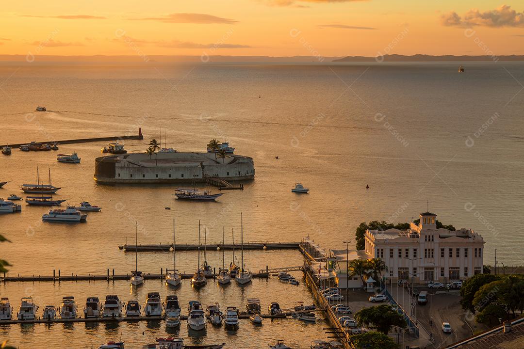 Vista do pôr do sol na Baía de Todos os Santos em Salvador, Bahia, Brasil