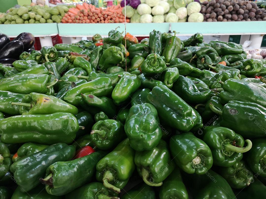 Pimenta verde à venda no supermercado