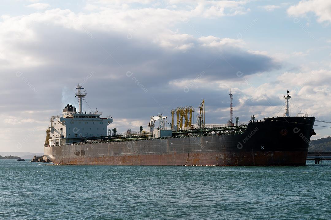 Navio petroleiro ancorado no porto