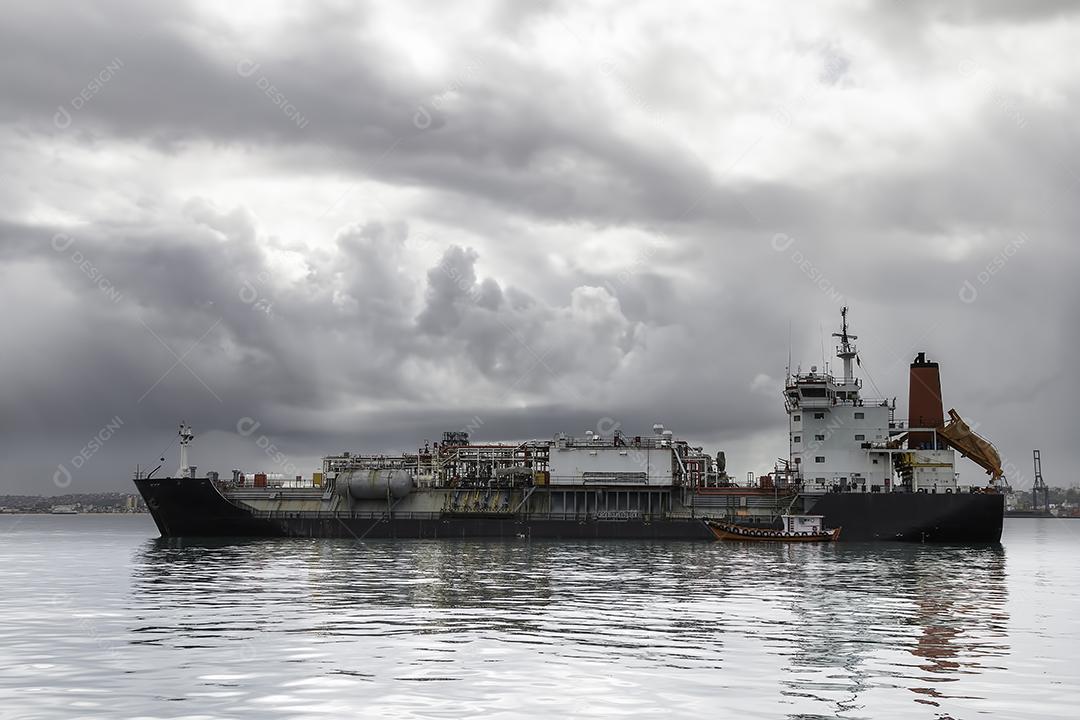 navio ancorado na Baía de Todos os Santos em Salvador Bahia Brasil