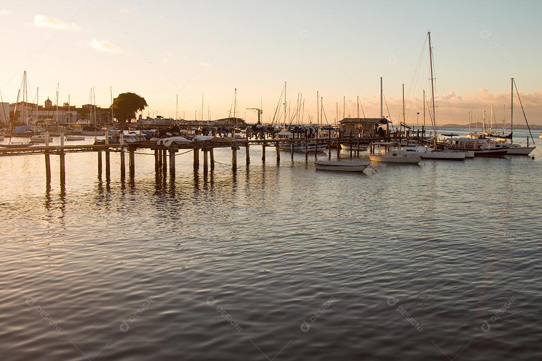Pôr do sol com veleiros ancorados na orla da Ribeira em Sal