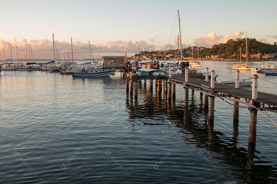 Pôr do sol com veleiros ancorados na orla da Ribeira em Sal