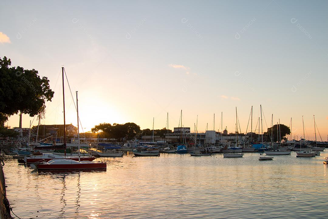 Pôr do sol com veleiros ancorados na orla da Ribeira em Sal