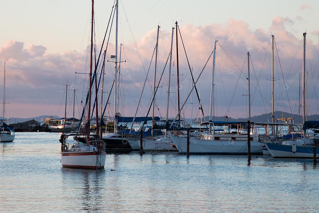 Pôr do sol com veleiros ancorados na orla da Ribeira em Sal