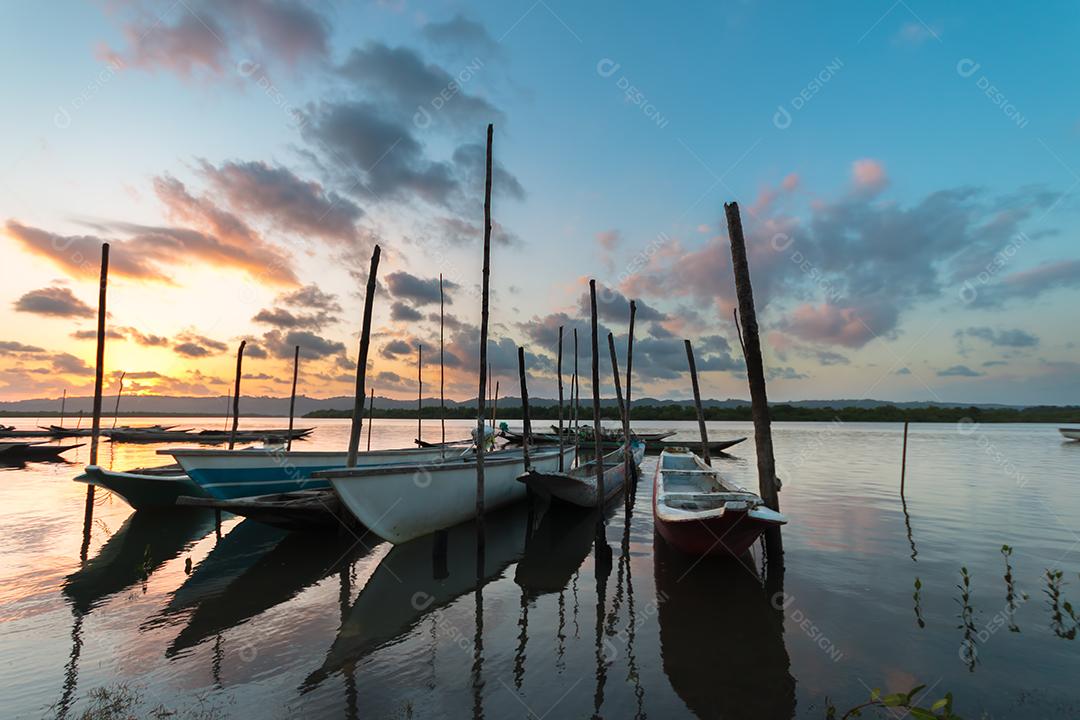 Barcos atracados no rio no final da tarde em Santiago do Iguaçu