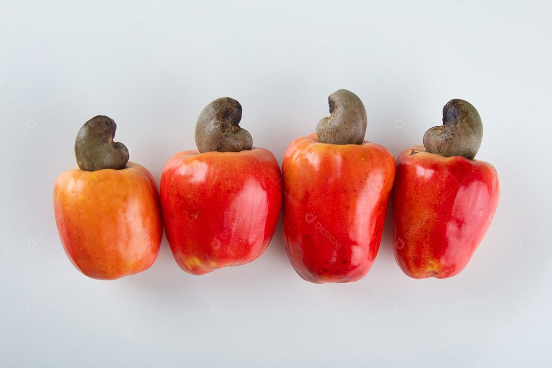 Frutas de caju maduras frescas isoladas em cesta com branco