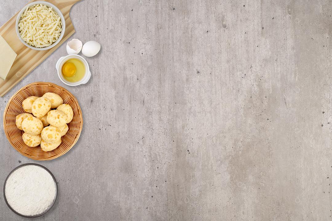 Pães de queijo típico brasileiro em uma cesta com ingredientes