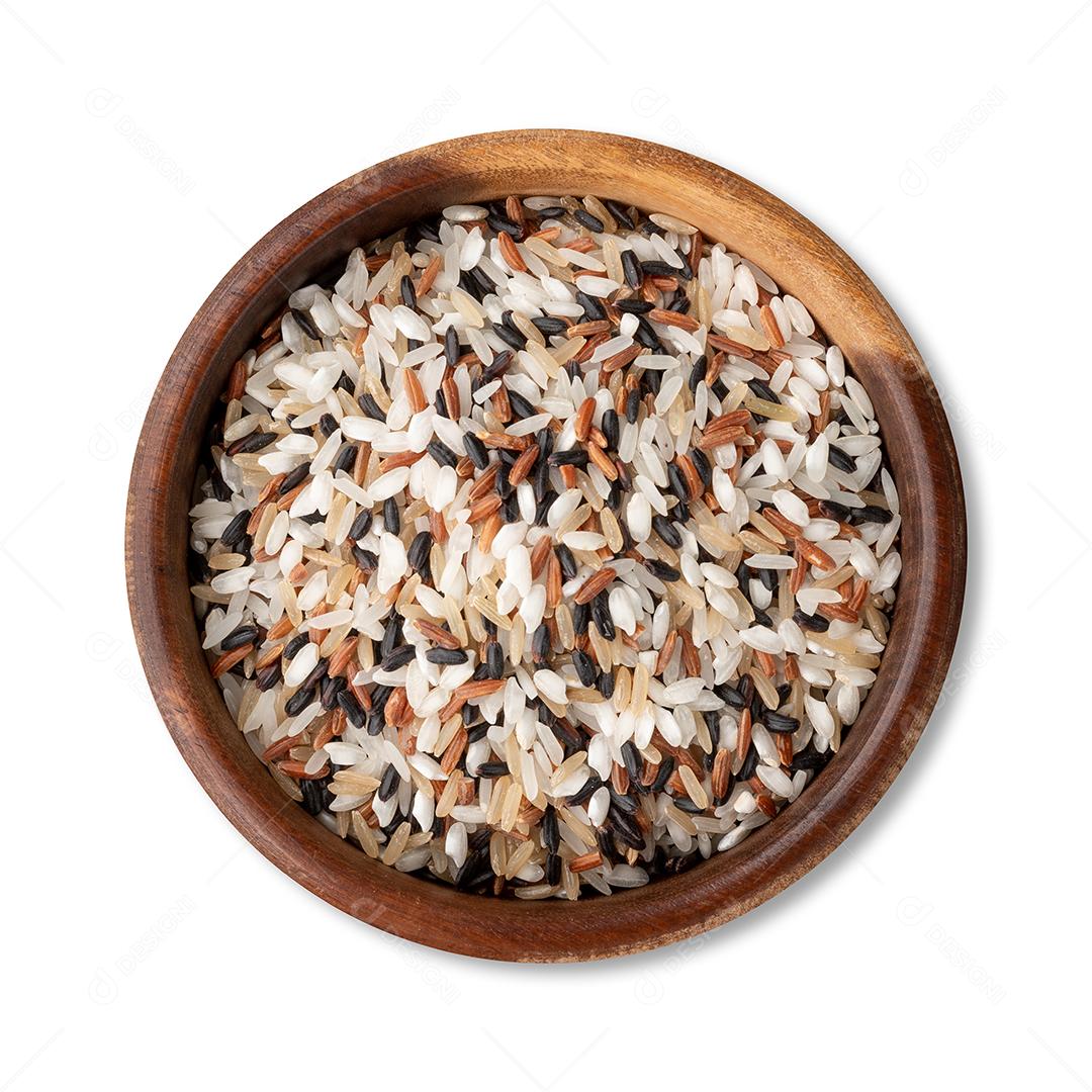 Arroz sortido cru em uma tigela isolada sobre fundo branco.