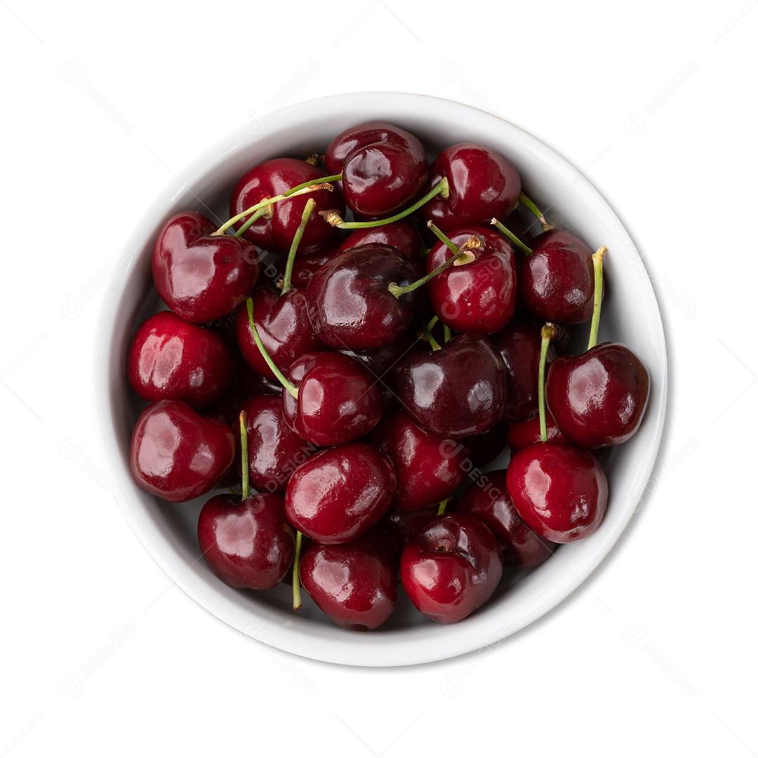 Cerejas vermelhas em uma tigela isolada sobre fundo branco.