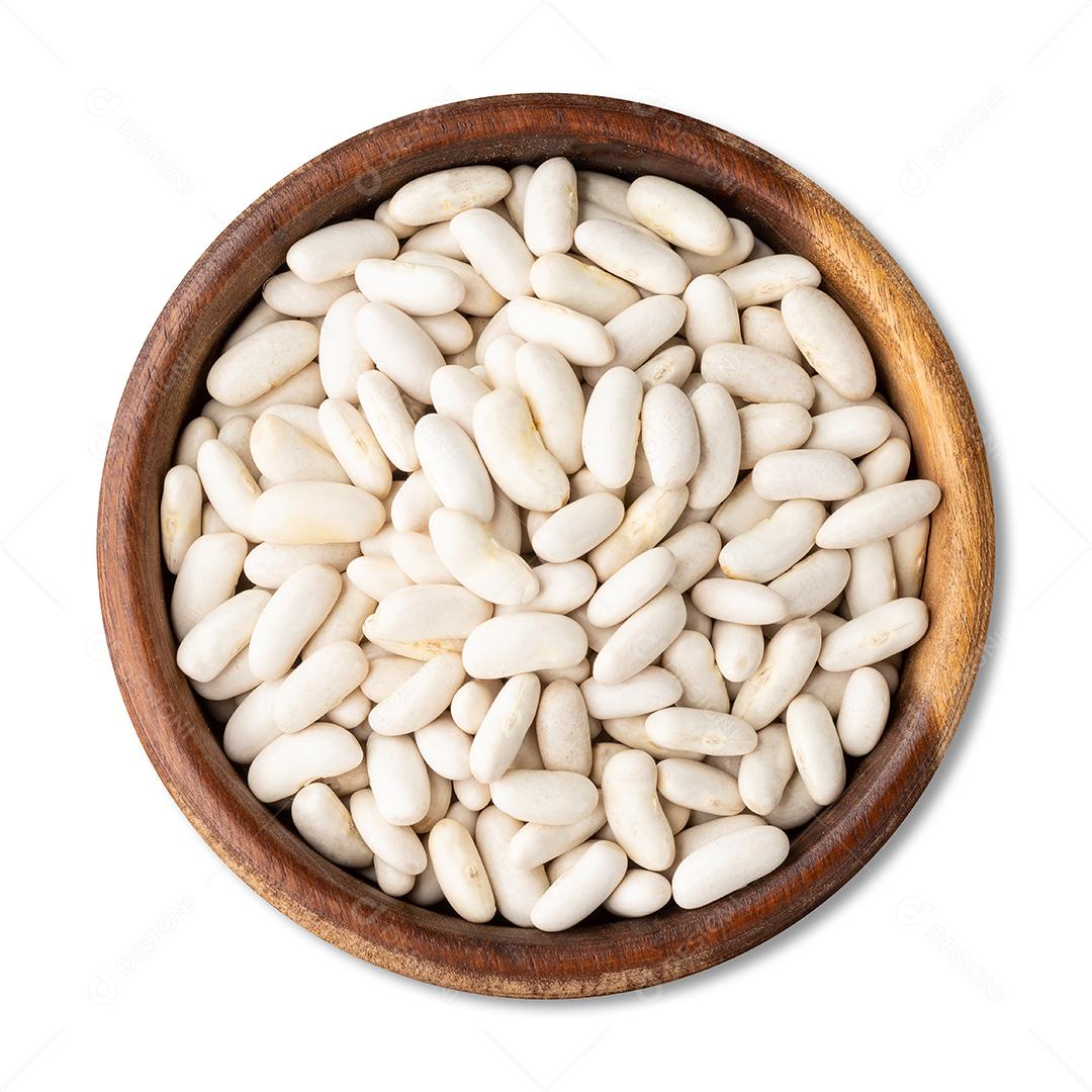 Feijão branco em uma tigela isolada sobre fundo branco.