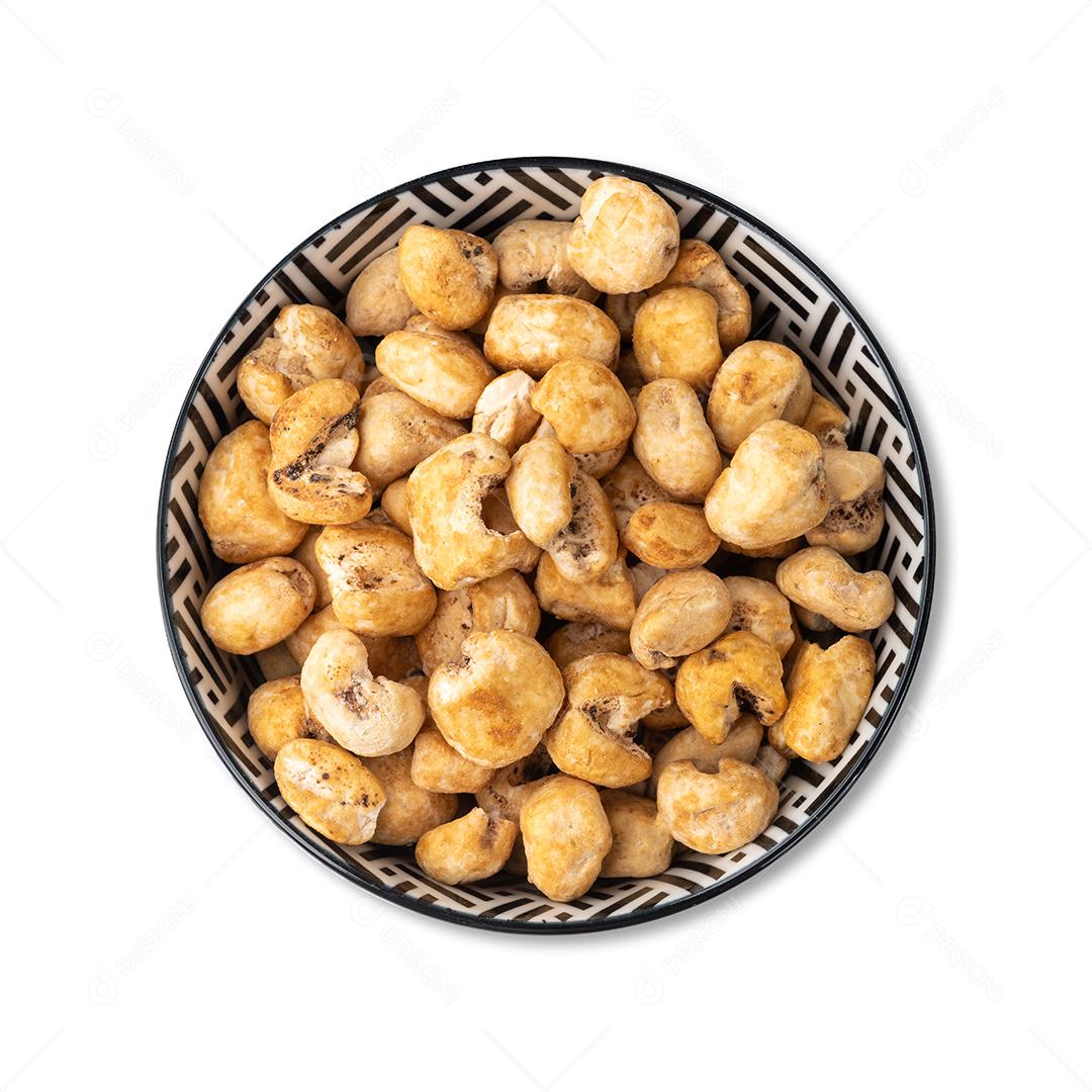 Canjica ou pipoca de milho branco, pipoca doce em uma tigela isolada sobre fundo branco