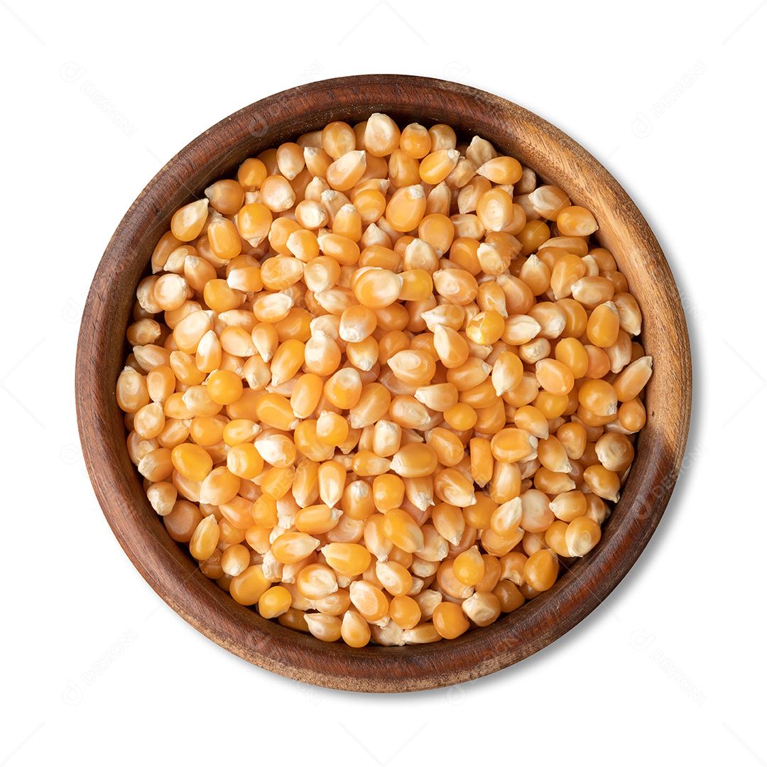 Grãos secos de milho ou pipoca em uma tigela isolada sobre fundo branco.