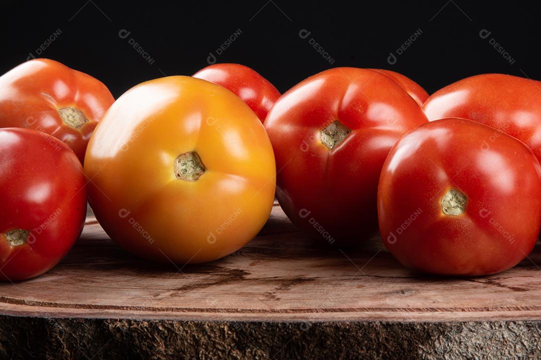 Tomate vermelho maduro empilhado com fundo branco