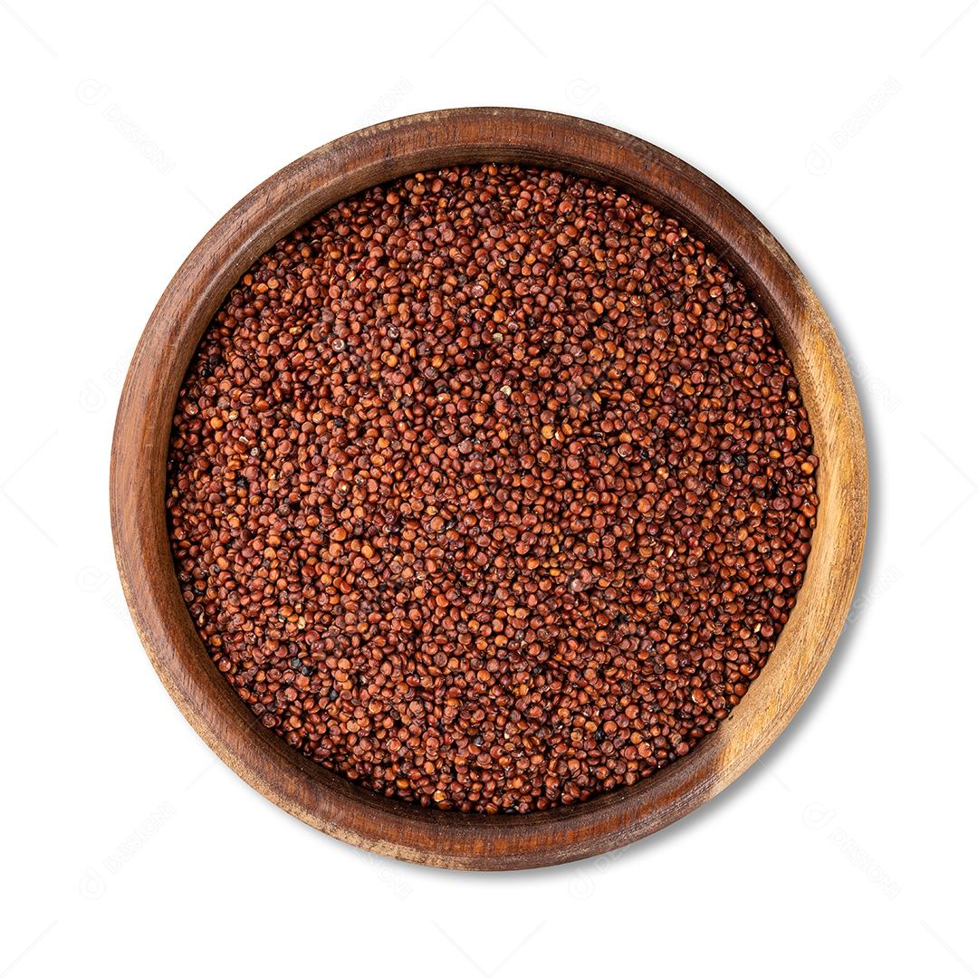 Quinoa vermelha crua em uma tigela isolada sobre fundo branco.