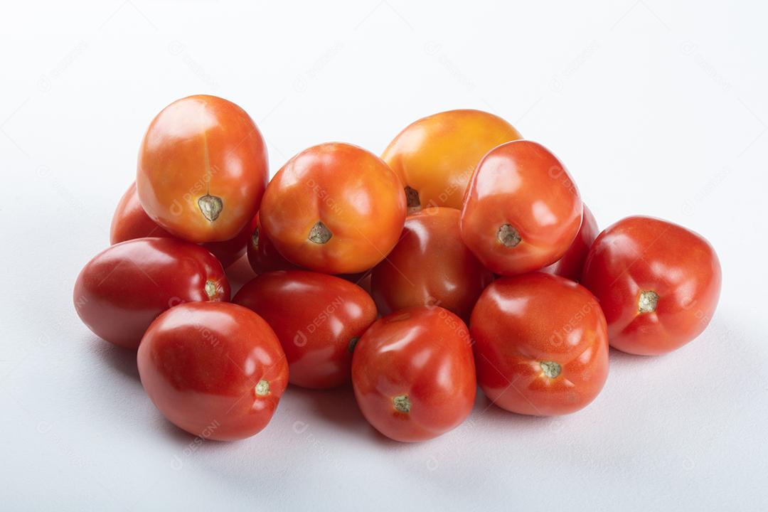 Tomate vermelho maduro empilhado com fundo branco