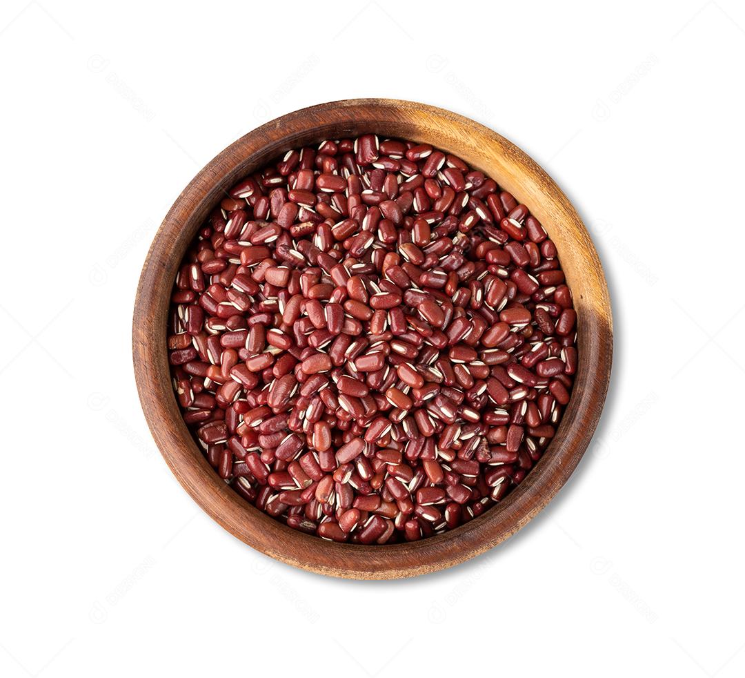 Feijão azuki em uma tigela isolada sobre fundo branco.