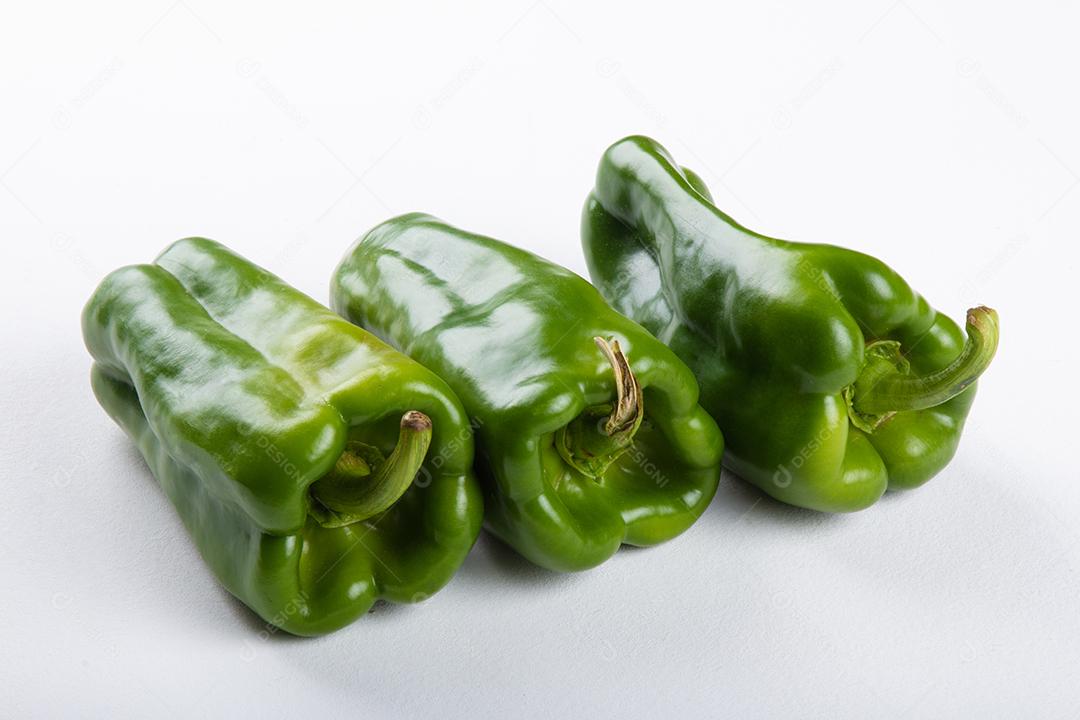 Pimenta verde madura isolada com fundo branco