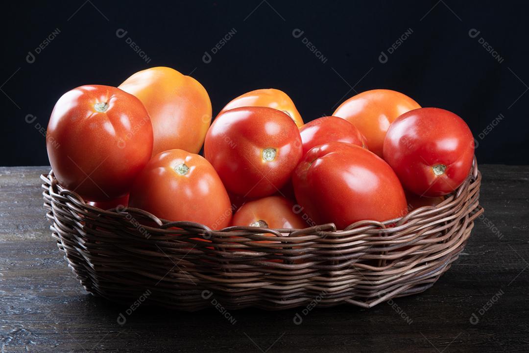 Tomate vermelho na cesta com fundo preto