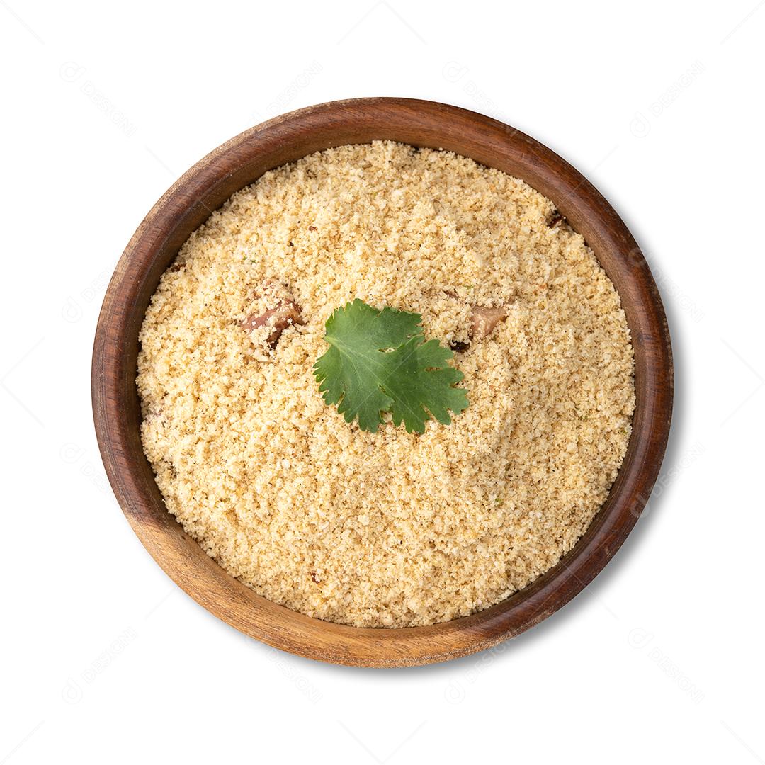 Farofa, acompanhamento típico brasileiro de farinha mandioca, isolado sobre fundo branco.