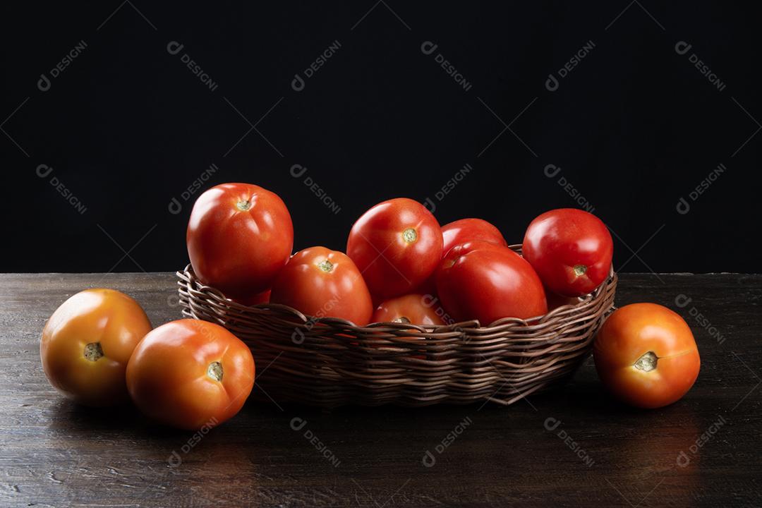 Tomate vermelho na cesta com fundo preto
