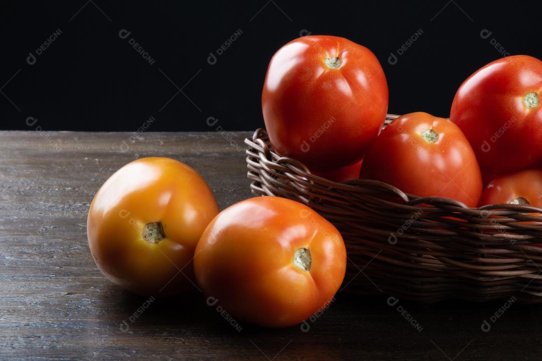 Tomate vermelho na cesta com fundo preto